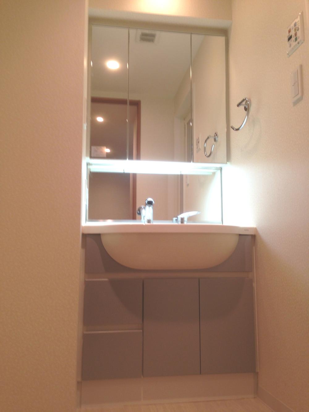 Wash basin, toilet. Three-sided mirror vanity