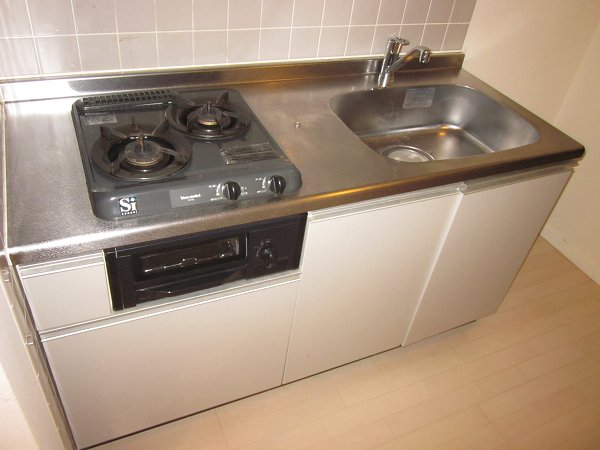 Kitchen. With gas two-burner grill