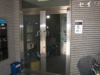 Entrance. Auto-lock security