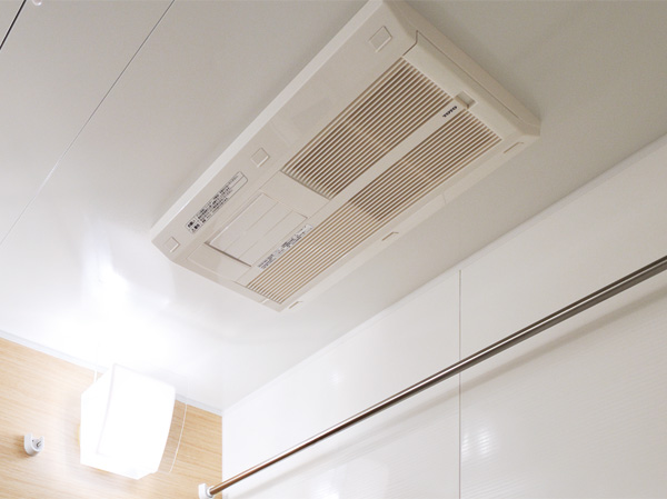Bathing-wash room.  [Bathroom ventilation dryer ・ Laundry pipe] Installing a bathroom ventilation drying machine equipped with a variety of functions. Clothing convenient laundry pipe (one) to the drying also provides. (Same specifications)