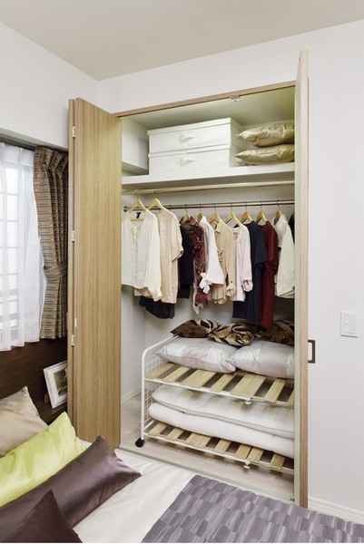 Building structure. Large storage space with storage that can also be the depth of the futon "multi-Cloak" (model room / Bos type same specifications)