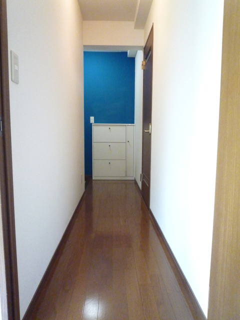 Other room space. Corridor of the previous and living room has has become difficult to see from the front door.