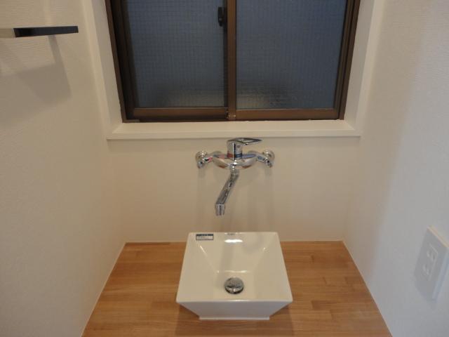 Wash basin, toilet. Second floor basin