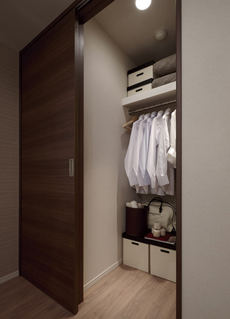 Receipt.  [Walk-in closet] It is also housed a large luggage, such as suitcases and leisure goods, Provide a walk-in closet.