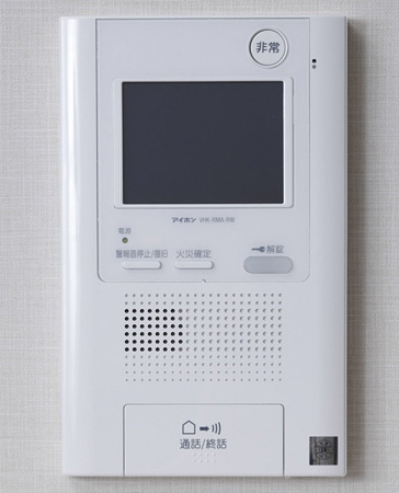 Security.  [Intercom] After confirming the visitor in the color TV monitor and the voice of the dwelling units within the intercom, You can auto-lock release operation is. (Same specifications)