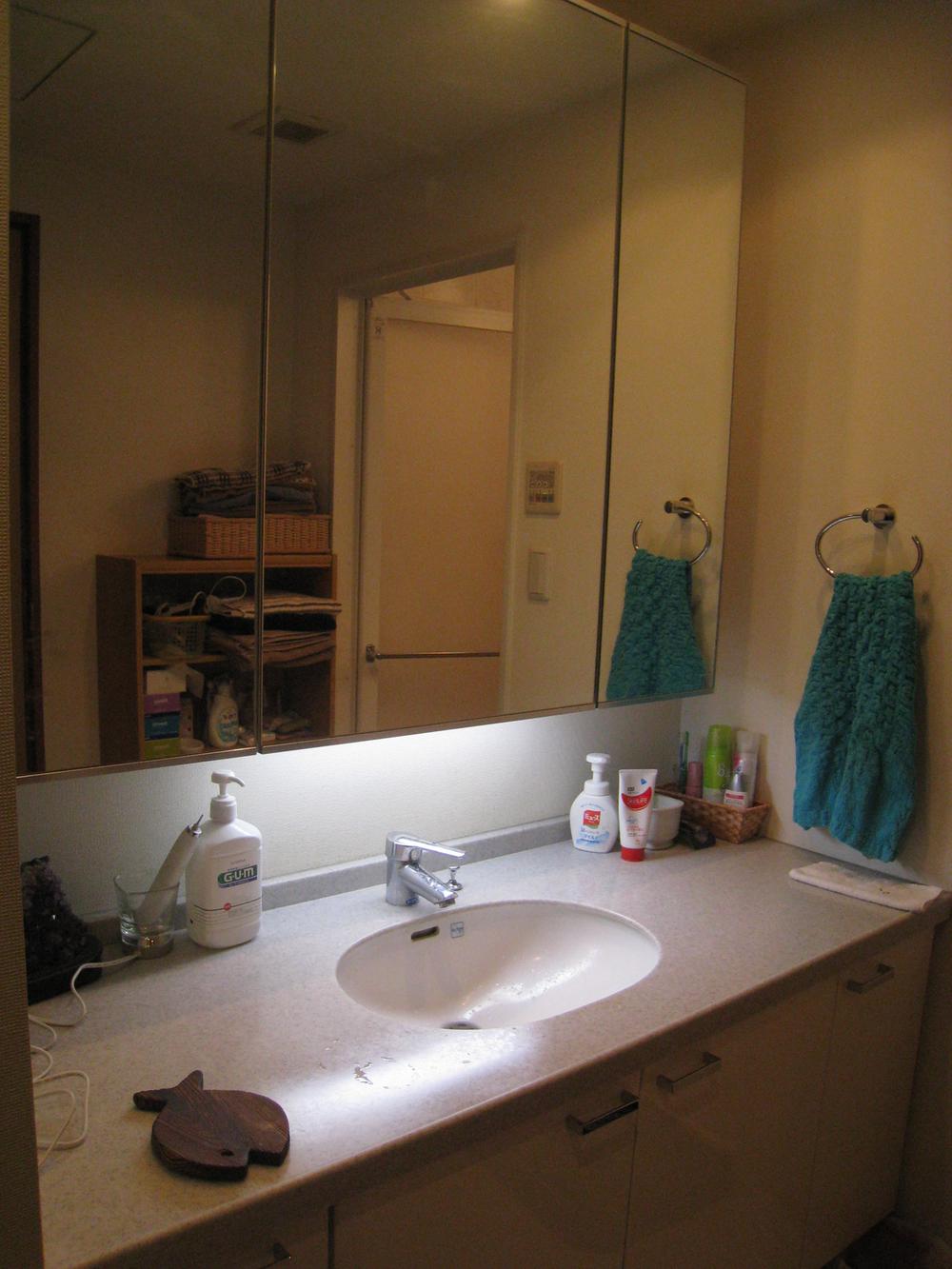 Wash basin, toilet. Indoor (11 May 2013) Shooting