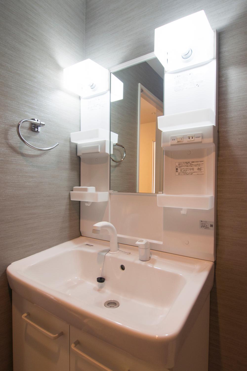 Wash basin, toilet. Indoor (12 May 2013) Shooting