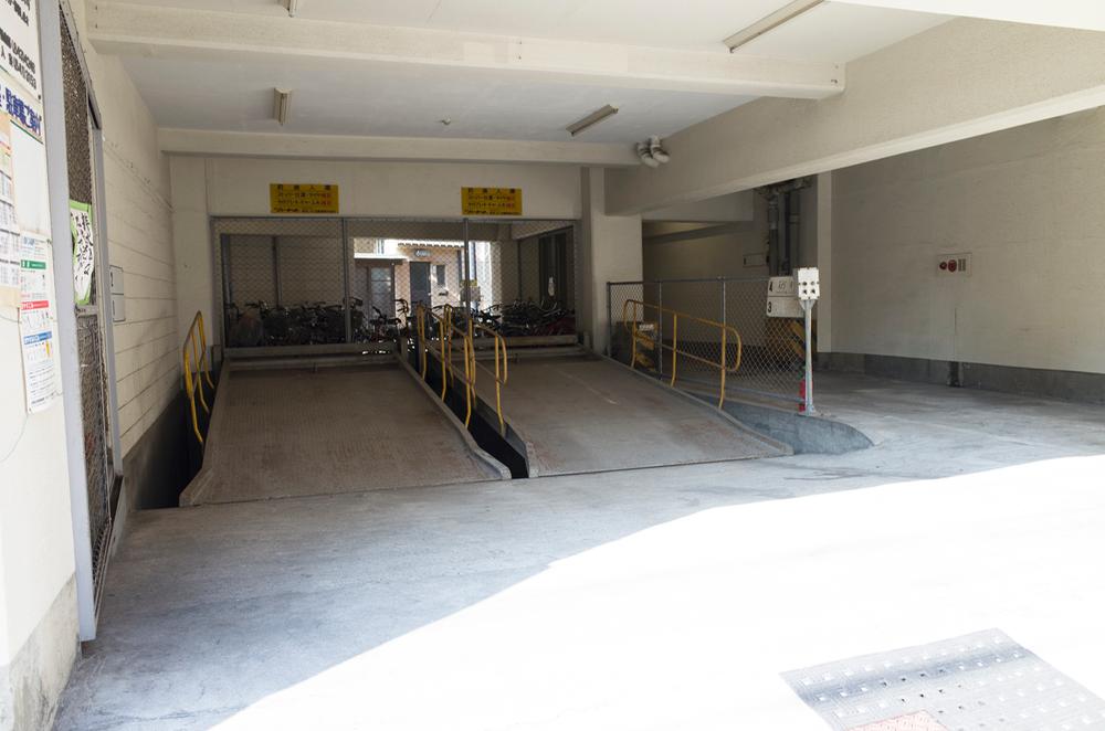 Entrance. Common areas