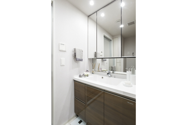  [Powder Room] The three-sided mirror the back of the storage space, The bulky tend dryer, Also provided clean Shimae that hook