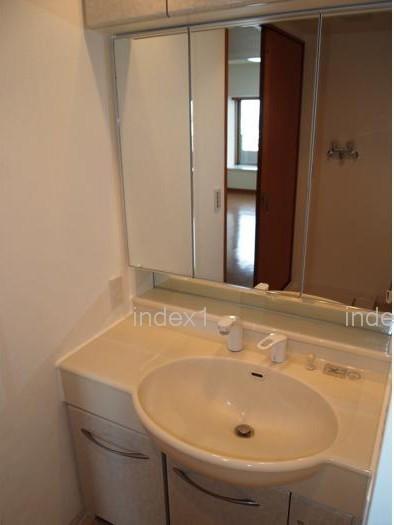 Wash basin, toilet. Easy-to-use in the shower faucet!