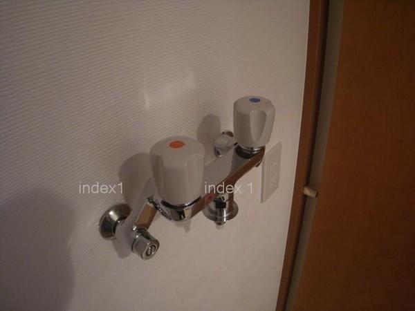 Wash basin, toilet. Washing faucet also supports hot water ☆