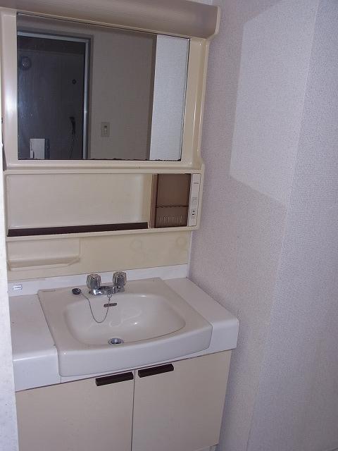 Wash basin, toilet. Wash basin