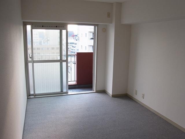 Non-living room. It is the south side of the Western-style