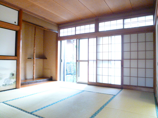 Living and room. 8 pledge is a Japanese-style room. Good hit yang also on the first floor