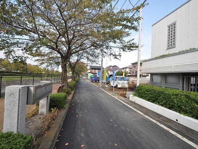 Local photos, including front road. Tama ShiKiyoshikeoka 1-chome contact road 13 / 10 / 31 shooting