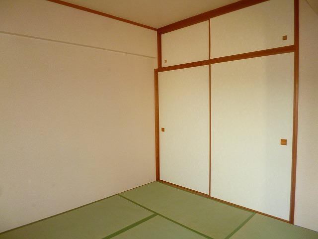 Non-living room. Japanese-style tatami ・ Sliding door re-covered already.
