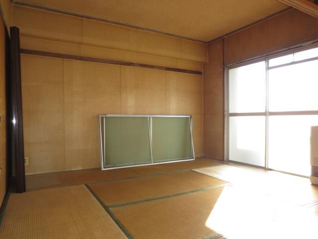 Non-living room. The south side is a Japanese-style room 6.0 quires.