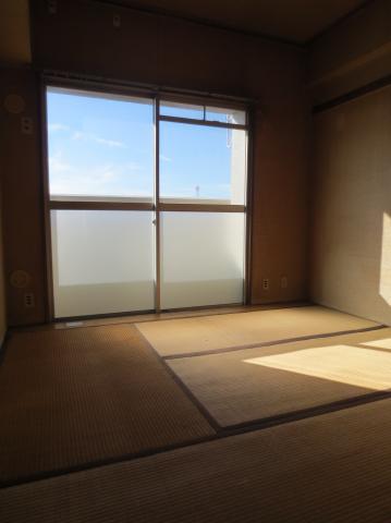 Non-living room. It is south Japanese-style room 4.5 Pledge. There is a there is a closet storage capacity.