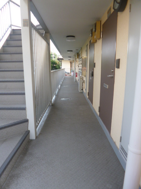 Entrance. Shared hallway ・ Stairs