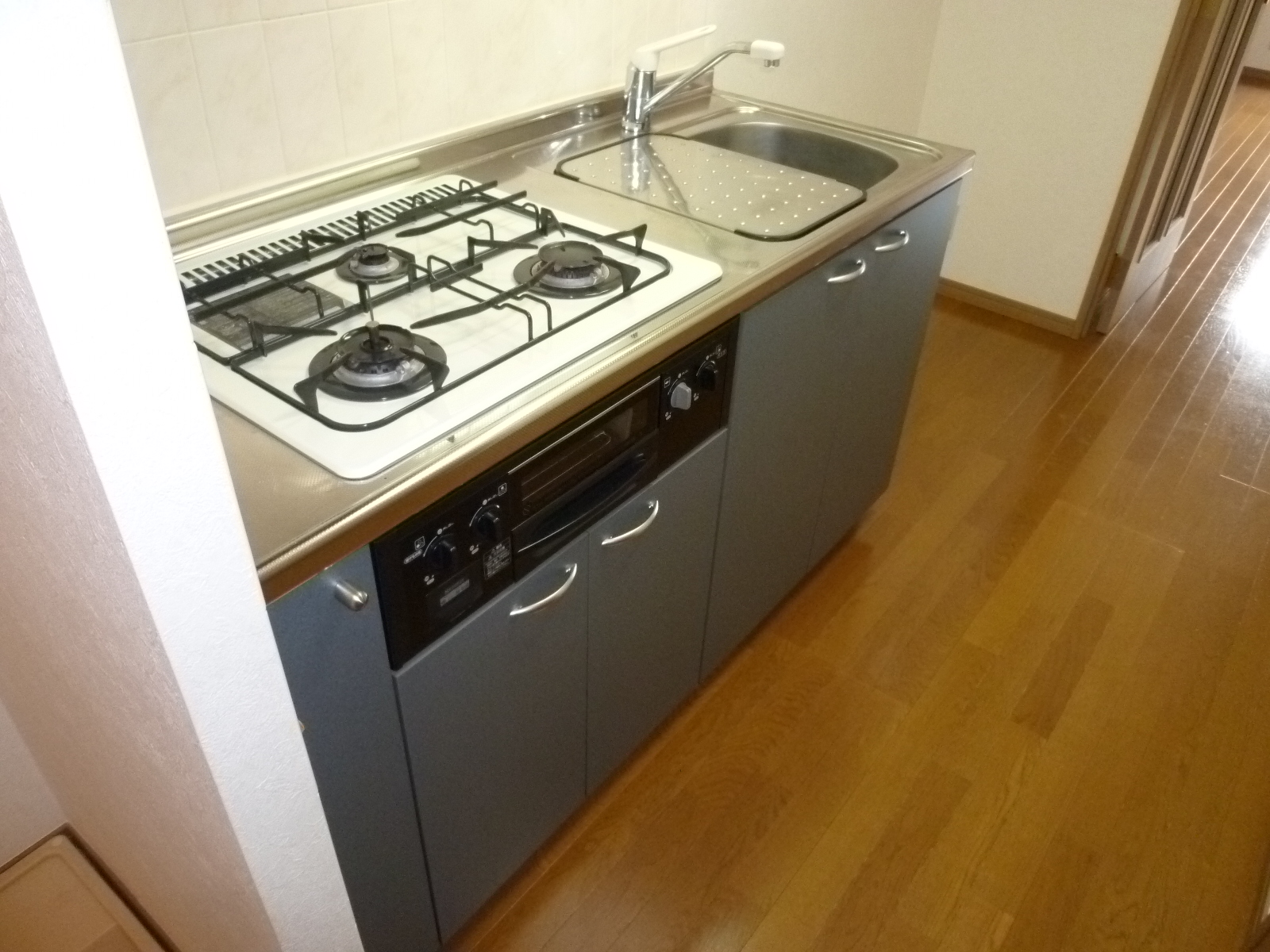 Kitchen. 3-burner stove + with grill! 3-neck with Single for rent are rare?