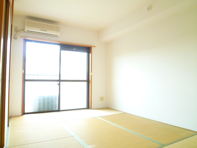 Other room space. It is very bright 6 quires of Japanese-style room. Tatami is now expected replacement