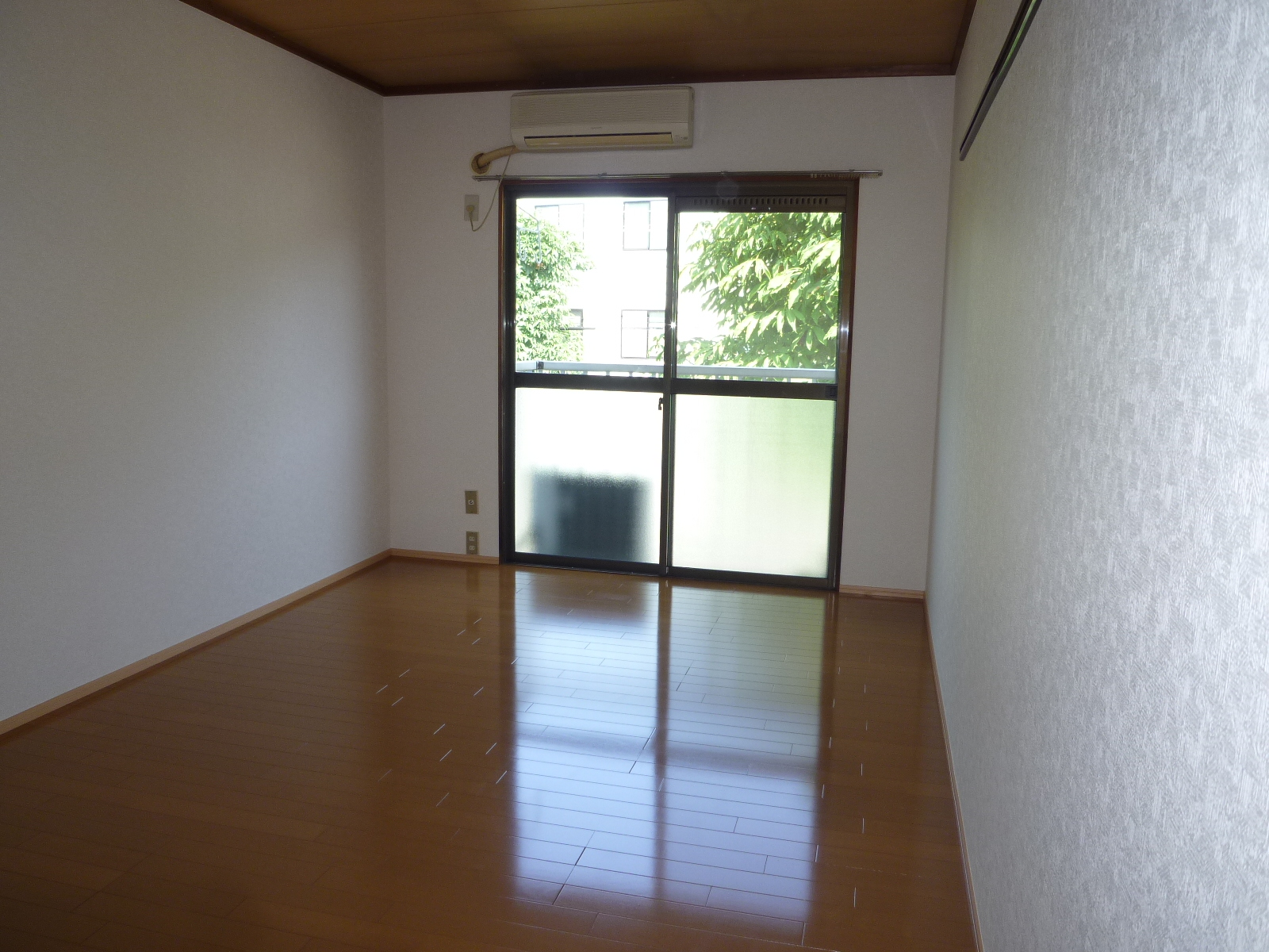 Living and room. Japanese-style room (tatami) from Western-style (flooring) to change renovated!