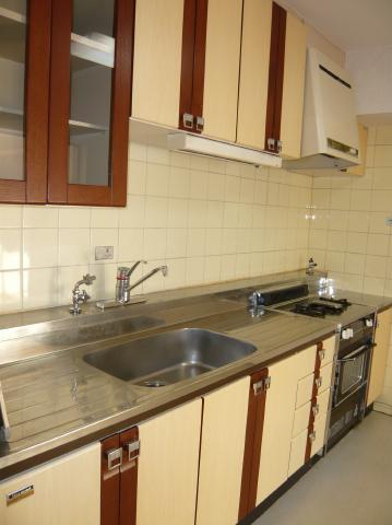 Kitchen. The kitchen is already cleaned with water mixing valves of single lever
