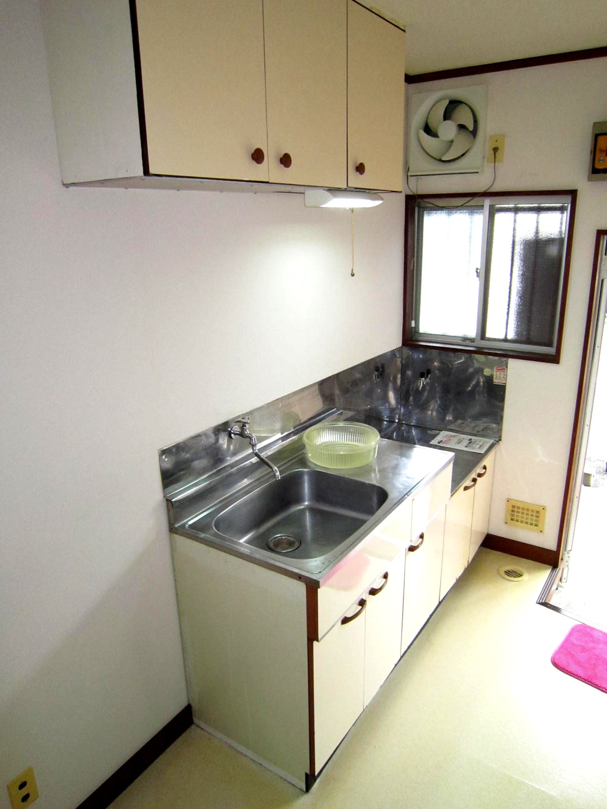 Kitchen. Two-burner gas stove corresponding kitchen is recommended for self-catering school