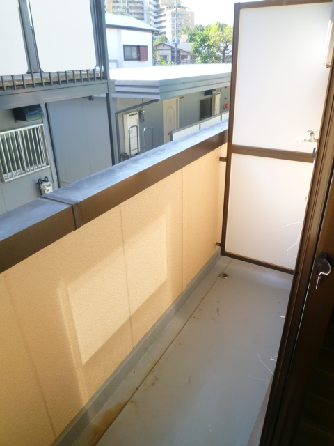 Balcony. Also dry well laundry in good balcony per yang
