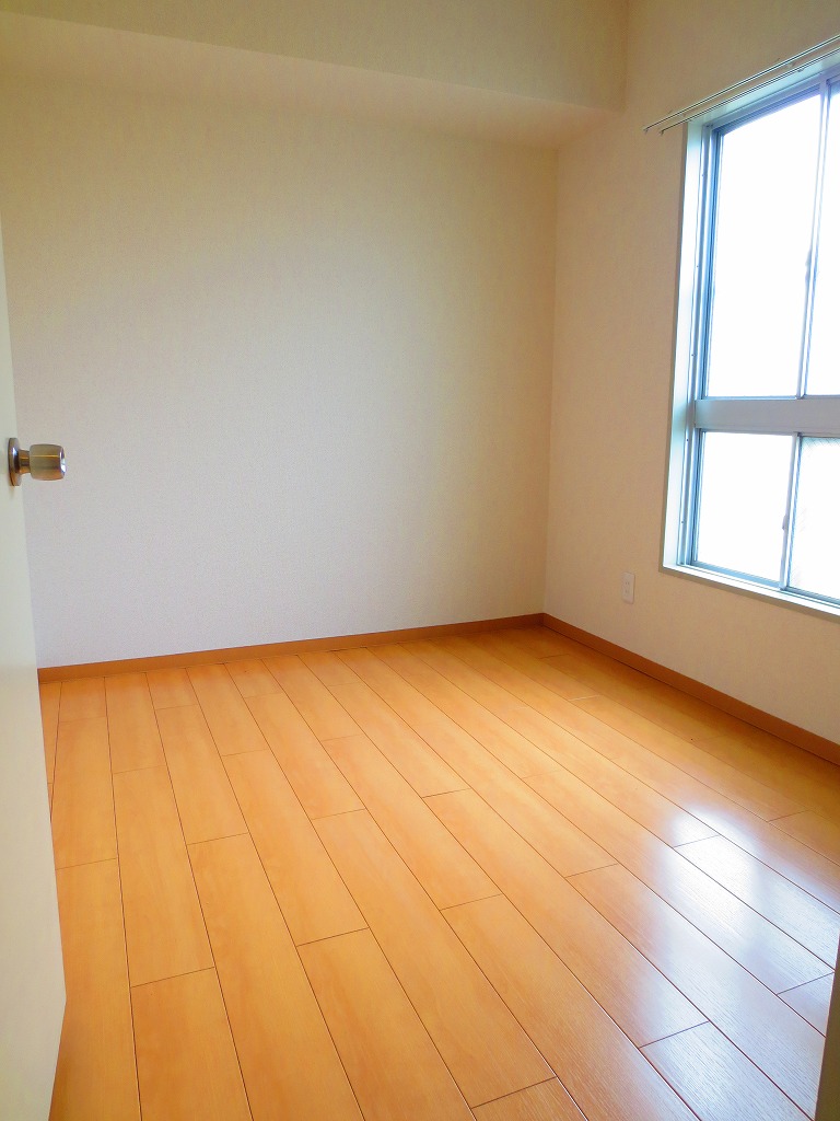 Living and room. It is bright with large windows ☆
