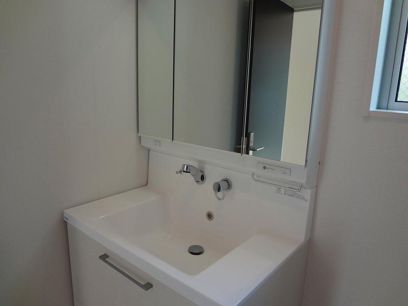 Wash basin, toilet. Three-sided mirror with shampoo dresser
