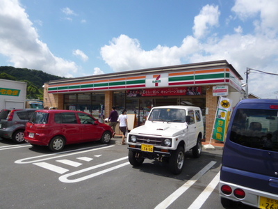 Convenience store. 600m up to 600m (convenience store) Seven-Eleven