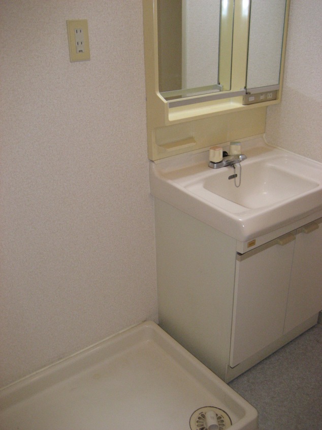 Washroom. Independent wash basin ・ Washing machine in the room