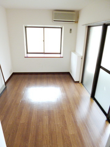 Living and room. It is a corner room