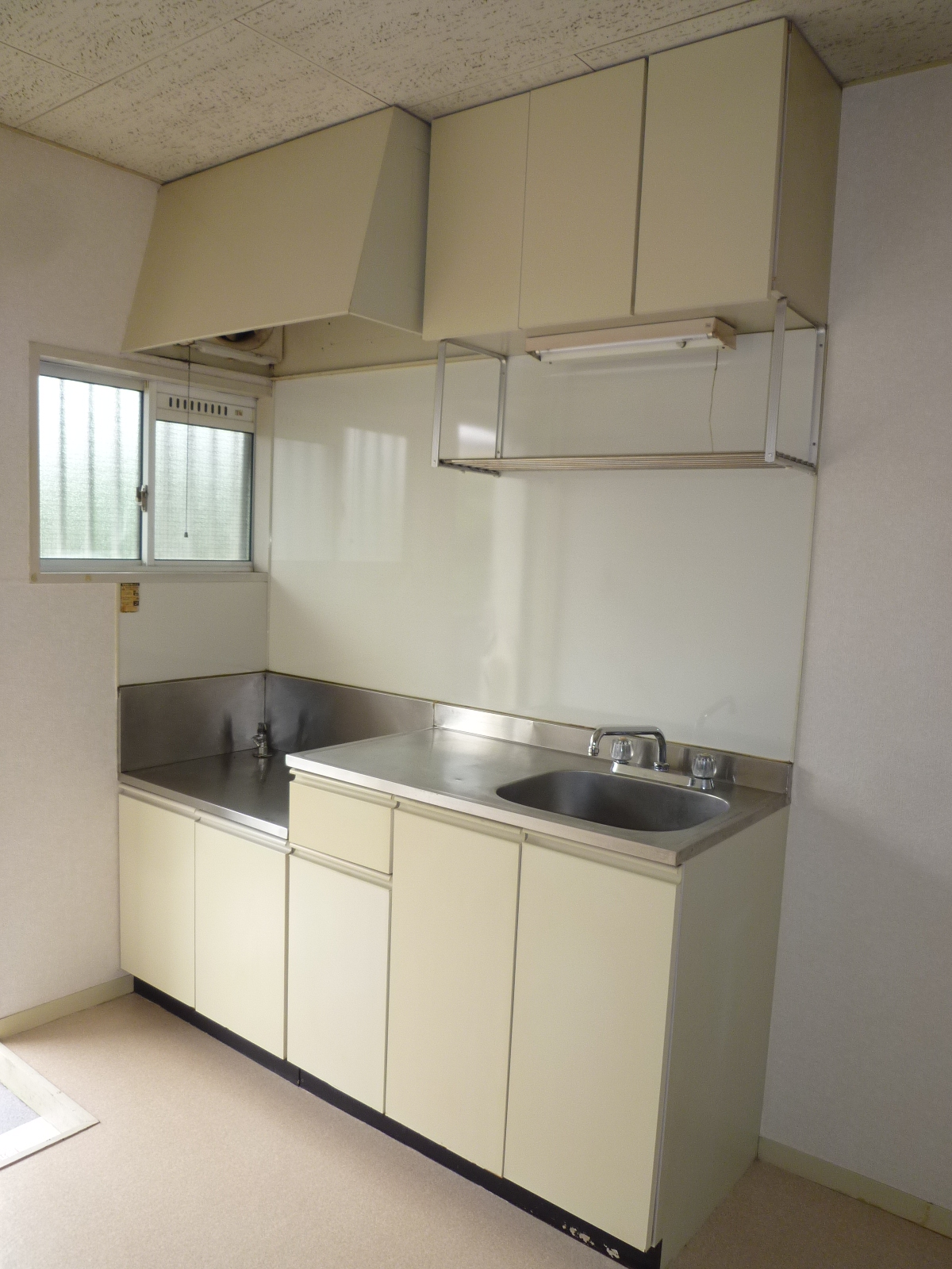 Kitchen. Gas stove can be installed! It is also spacious around the kitchen. 