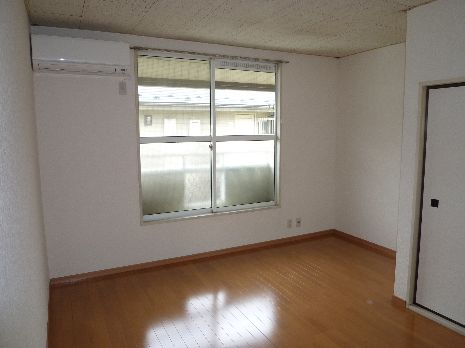 Living and room. A bright room! Wooden floors of cleanliness! 