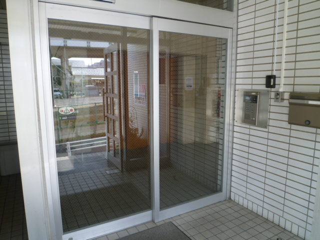 Security. The entrance of the entrance has become a self-locking door, It is safe