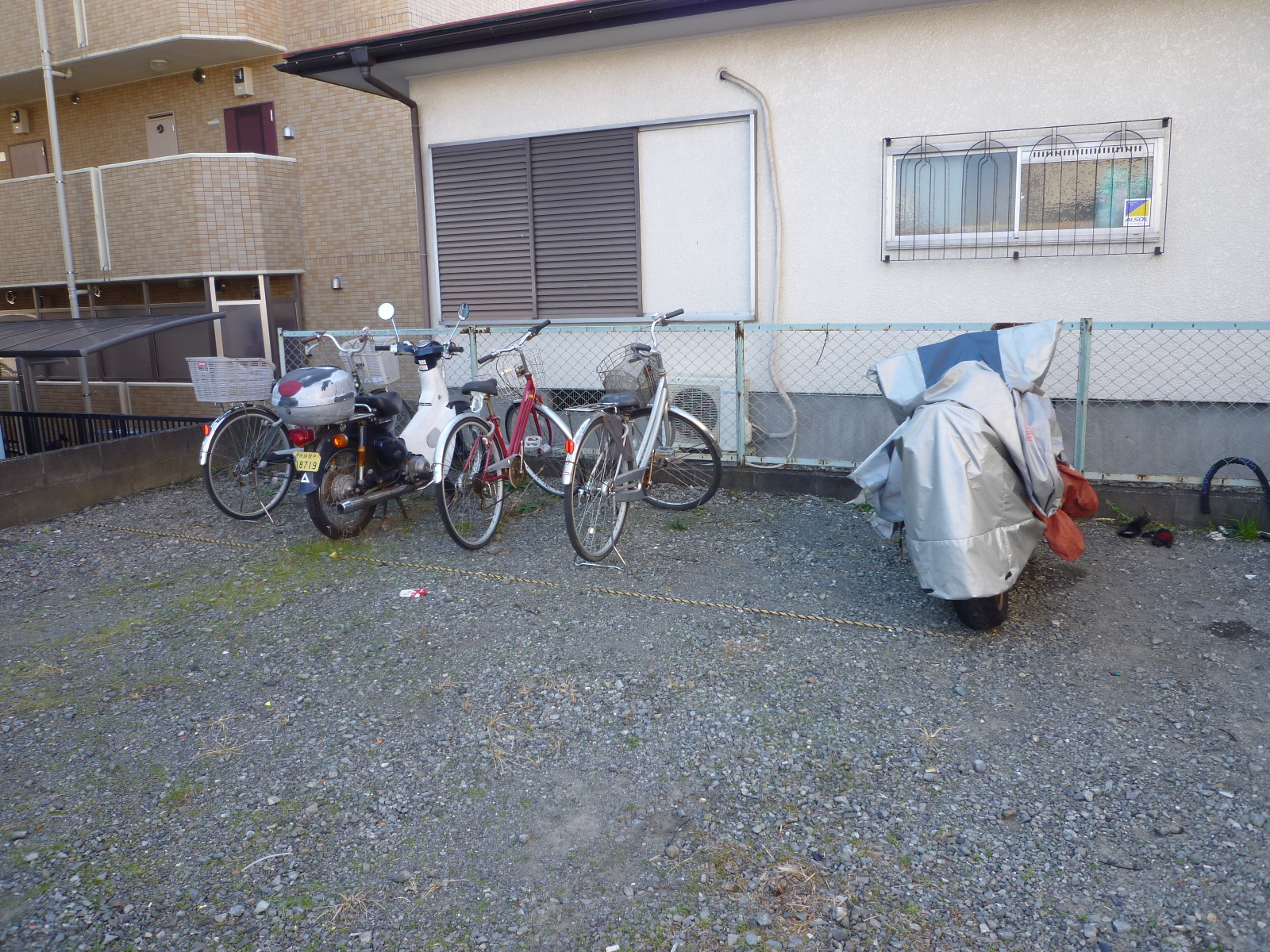 Parking lot. Bicycle-parking space, Please use Yuzuria'.
