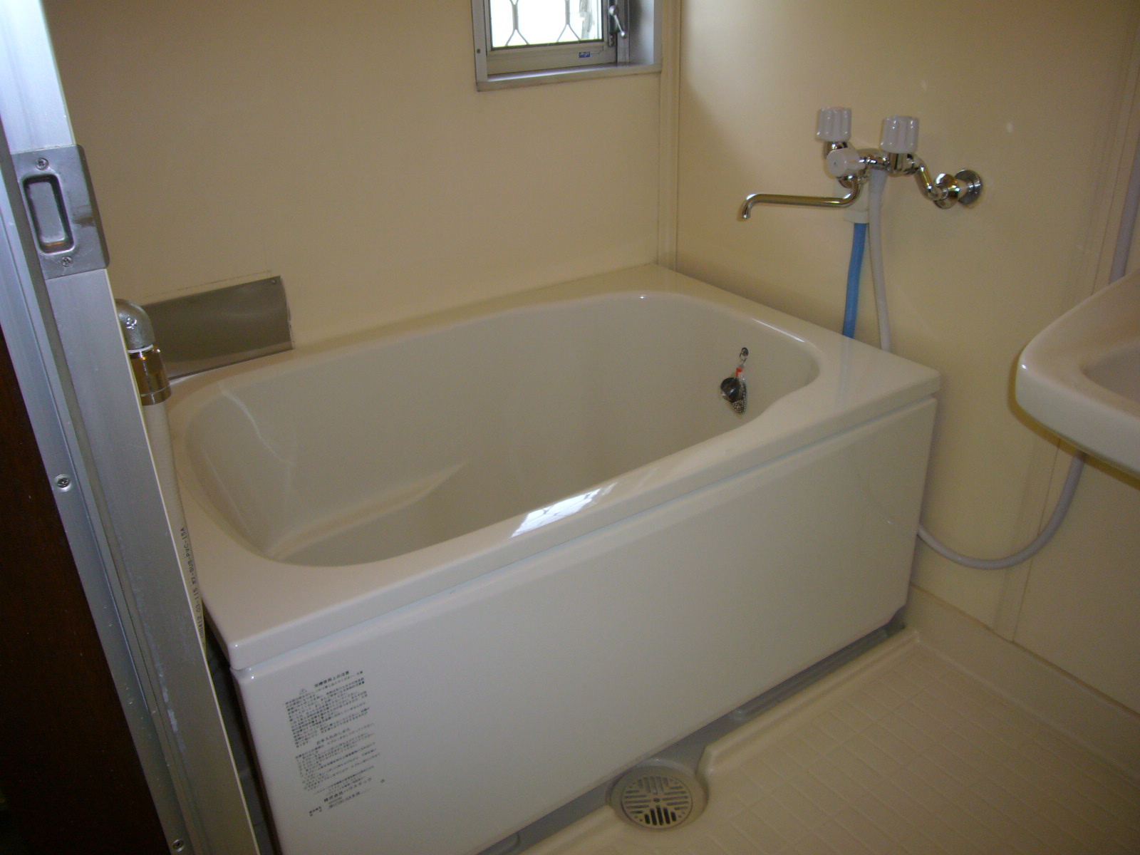 Bath. Spacious renovation in the bathtub, but it was balanced kettle!