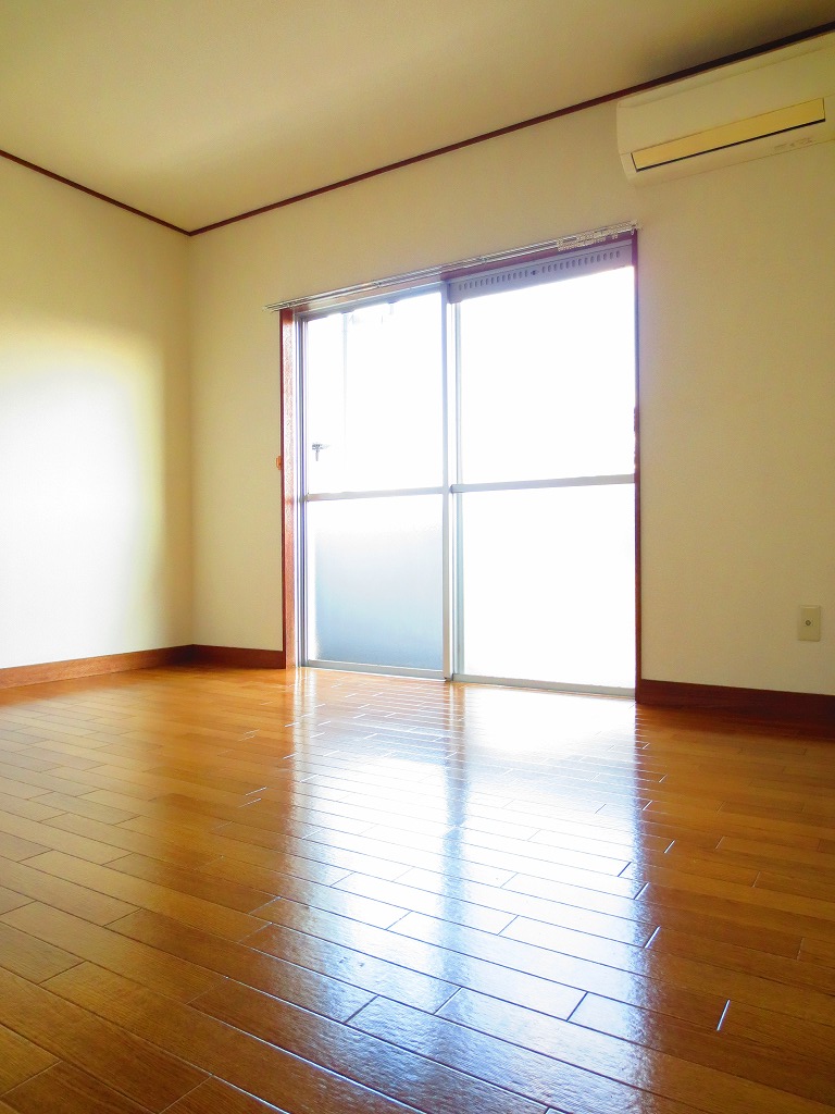 Living and room. Bright Western-style 6 tatami rooms