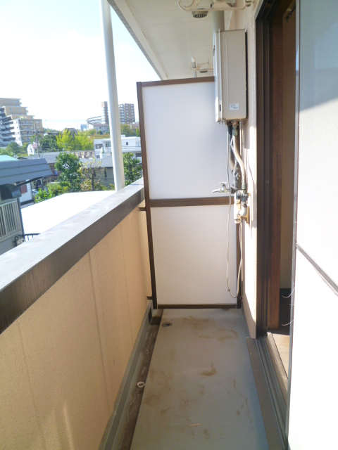 Balcony. Also dry well laundry in good balcony per yang