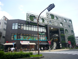 Shopping centre. (Shopping center) to 350m