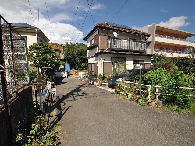 Local photos, including front road. Contact road situation