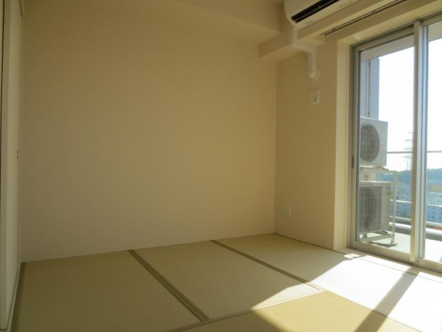 Non-living room. South side is approximately 4.6 quires of Japanese-style room. Good per yang.