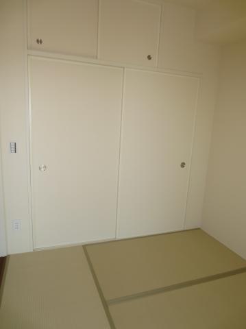 Receipt. Closet in the south Japanese-style room is equipped with upper closet.