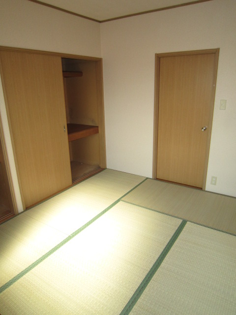 Living and room. Please enjoy the atmosphere give off the Japanese-style ☆