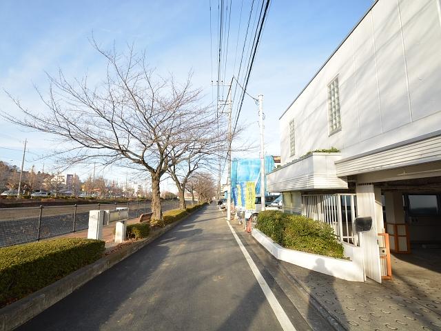 Local photos, including front road. Tama ShiKiyoshikeoka 1-chome contact road situation 13 / 12 / 16 shooting