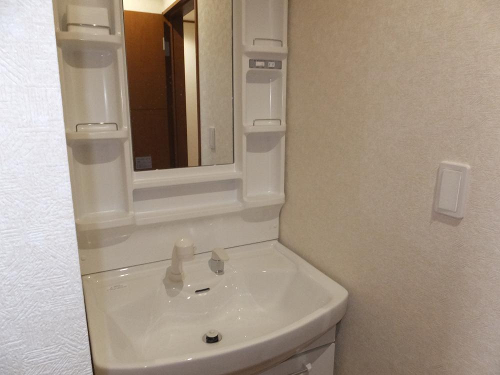 Wash basin, toilet. Indoor (11 May 2011) Shooting