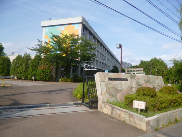Junior high school. 946m until Tama Nagayama junior high school (junior high school)