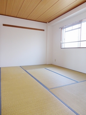 Other room space. Guests can relax leisurely in the tatami